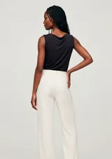 Musculosa negra de diseño ajustado, con elegante cuello drapeado y sin mangas.