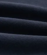 Pantalón de corte recto confeccionado en tejido de algodón y poliéster, con cintura elástica, cordón de ajuste y bolsillos laterales.