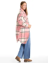 Sobrecamisa larga de tejido soft con estampado a cuadros en tonos beige, rosa y gris. Presenta cuello con solapa, cierre frontal con botones, bolsillos aplicados en el pecho y mangas largas con puños abotonados.