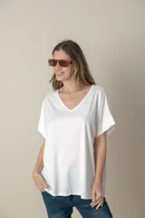 Remera azul marino con escote en V y mangas cortas.