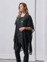 Kimono negro de gasa con apliques de brillos en el cuello y el frente.