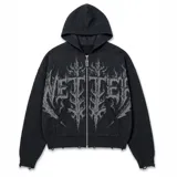 Campera de punto negra con capucha, cierre frontal completo y bolsillos estilo canguro. Presenta un diseño estampado de estilo gótico en la parte frontal y detalles con efecto desgastado en los bordes y puños.