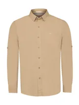 Camisa de manga larga RKF modelo Galiton, color beige, con cuello camisero, cierre frontal de botones y un bolsillo en el pecho con logo bordado. Cuenta con trabas para sujetar las mangas enrolladas.