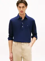 Chomba de manga larga Tommy Hilfiger en color azul marino, confeccionada en mezcla de algodón y modal con punto interlock. Presenta cuello clásico de chomba, cartera de cuatro botones y el logo de la marca bordado en el pecho.