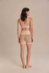 Short deportivo blanco con finas líneas horizontales grises, de tiro alto y corte ajustado.