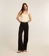 Blusa básica sin mangas marca Cortelle, confeccionada en poliamida, con escote cuadrado y tirantes medianos.