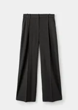 Pantalón de vestir de tiro medio, diseño de cuadros y corte recto. Cuenta con bolsillos laterales, bolsillos de ribete posteriores, trabillas y detalle de pinzas. Cierre oculto de botón, gancho y cremallera.