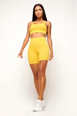 Conjunto deportivo de alto rendimiento compuesto por un top de diseño nadador y un short tipo biker de tiro alto. Ambas prendas cuentan con múltiples bolsillos funcionales y detalles reflectivos para mayor visibilidad. Confeccionado en tejido técnico de poliamida y elastano con protección UV50+, alta respirabilidad y secado rápido.