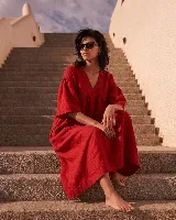 Vestido largo color rojo de lino, con escote en V, mangas tres cuartos anchas y corte amplio.