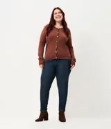 Cardigan de punto color bordó, con cuello redondo, cierre frontal con botones y puños acanalados.