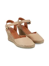 Sandalia de cuero napa color beige, con plataforma de yute en forma de cuña y pulsera al tobillo con hebilla de ajuste.