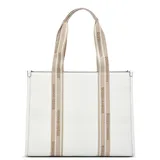 Cartera tipo tote bag Guess modelo Jackie, de color blanco con tiras de hombro beige que llevan el texto 'Guess Los Angeles' estampado. Cuenta con un bolsillo frontal exterior y un aplique metálico triangular con el logo de la marca en el centro.