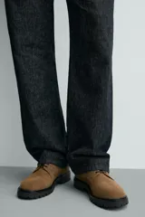 Zapato de cordones tipo derby en piel con acabado serraje color verde militar. Horma redonda y suela track negra a contraste.