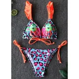 Conjunto de bikini compuesto por un corpiño triángulo naranja liso con tirantes decorados con volados fruncidos y una bombacha tipo tanga con estampado animal print en tonos celeste, fucsia y negro, con tiras laterales ajustables.