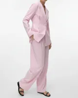 Pantalón sastrero de tiro medio, color lila claro, con diseño wide leg y bolsillos delanteros.