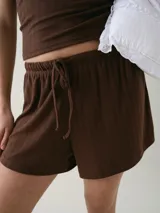 Short de pijama marrón de punto pointelle con textura acanalada, cintura elástica con cordón ajustable y diseño cómodo y liviano.