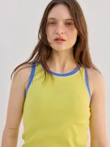 Musculosa básica Mutma Nifa de algodón color negro, con diseño ajustado al cuerpo, ribetes blancos en contraste en el cuello y sisas, y logo bordado en el centro del pecho.