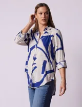 Camisa de manga larga color blanco con estampado abstracto azul.