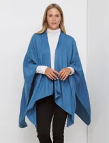 Ruana de tejido soft color azul, con diseño liso y caída amplia.