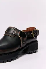 Zapato de cuero negro con hebilla y plataforma con suela track.