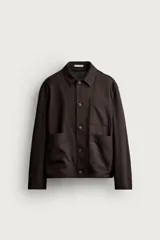 Sobrecamisa de corte relaxed fit confeccionada en tejido con mezcla de lana. Cuenta con cuello solapa, manga larga, bolsillos de parche en pecho y cadera, y cierre frontal con botones.