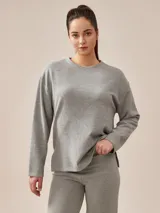 Buzo gris melange de tejido de punto con cuello redondo y mangas largas.