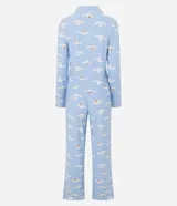 Pijama largo estilo americano de poliéster, compuesto por una camisa de manga larga con cuello solapa y cierre frontal de botones, y un pantalón largo de corte recto. Presenta un estampado integral del personaje Cinnamoroll sobre un fondo celeste.