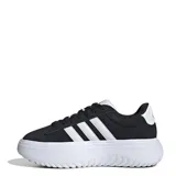 Championes Adidas Grand Court con diseño de plataforma, confeccionados en material sintético negro con las icónicas tres tiras laterales en blanco. Presentan suela de plataforma dentada en color blanco y cierre mediante cordones.