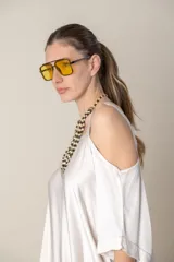 Blusa italiana gris de viscosa, lisa, con corte irregular y un hombro descubierto. De calce holgado.