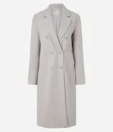 Saco largo de corte recto confeccionado en polivelour, con cuello de solapas, cierre frontal con botones y bolsillos laterales. Presenta un diseño elegante y funcional, ideal para la temporada de invierno.