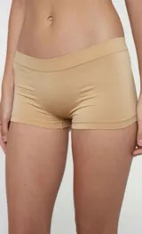 Boxer de mujer color beige, de corte ajustado y diseño sin costuras, ideal para un uso cómodo y discreto.