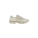 Championes Asics modelo Gel-NYC, color blanco y gris claro, con diseño de running retro y suela amortiguada.