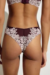 Pack de dos bombachas tipo brazilian de tiro bajo, confeccionadas en malla bordó con encaje floral en tonos beige y bordó. Presentan cintura en V y detalle de pequeños moños decorativos en la parte frontal.