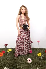 Falda larga de gasa con estampado tipográfico en color bordó sobre fondo beige. Presenta una silueta fluida y cierre lateral oculto.