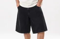 Bermuda baggy de jean, color negro, de corte ancho y relajado, con bolsillos laterales y traseros.