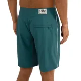 Bermuda de baño Rhythm color verde oscuro con cordón ajustable blanco en la cintura, ribetes blancos en los laterales y el logo de la marca bordado en la pierna izquierda.