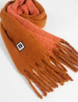 Bufanda larga de poliéster, color azul con flecos.