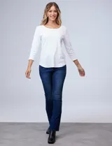 Remera básica de algodón con cuello redondo y mangas tres cuartos. Presenta un corte ajustado y ruedo redondeado.