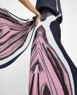 Falda midi evasé de viscosa con estampado abstracto multicolor en tonos azul marino, blanco y rosado.