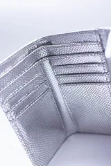 Billetera negra de cuero con textura tipo cocodrilo, con múltiples ranuras para tarjetas y billetes.