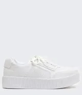 Zapatilla deportiva blanca de mujer, estilo casual, con cordones satinados y suela de plataforma gruesa con textura acanalada.