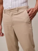 Pantalón chino azul marino de algodón y lino, con corte recto y bolsillos laterales.