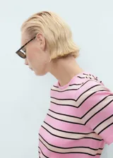 Jersey de punto fino con diseño recto y cuello redondo, de manga corta, con patrón de rayas horizontales en contraste en tonos rosado, beige y negro.