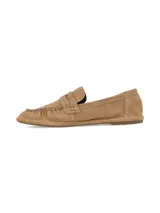 Mocasín de corte clásico y construcción liviana en cuero gamuza color camel, con detalles fruncidos en el cuerpo, copete elevado y suela de goma.