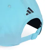 Gorro de béisbol celeste con logo de Mercedes-Benz bordado en el frente y las tres tiras de Adidas en la visera. Número 63 bordado en la visera delantera, correspondiente al piloto George Russell.