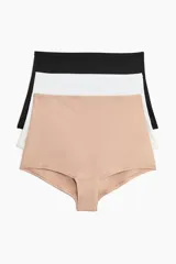 Pack de tres bombachas tipo shortie de tiro alto, confeccionadas en microfibra lisa con refuerzo interior y corte de pierna bajo.