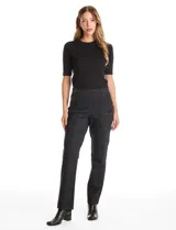 Pantalón sastrero de tiro alto y pierna recta, confeccionado en tejido con estampado cuadrille en tonos oscuros. Presenta pretina con botones decorativos y bolsillos laterales inclinados.