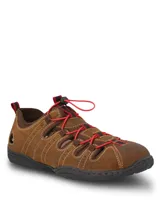 Sandalia deportiva cerrada de cuero marrón con aberturas laterales, sistema de ajuste rápido con cordón elástico rojo y suela de goma negra.