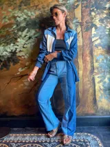 Camisa de jean con bloque de color blanco en la parte superior, de corte holgado y manga larga.