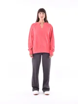 Buzo celeste de corte holgado con escote en V y mangas largas.